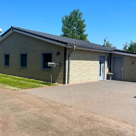 Deluxe, Direkt Am See, Mit Hauseigener Panorama Aussensauna, Zwei Badezimmern, Tretboot, Kamin, In Direkter Naehe Zum Kinderspieleparadies Sowie Reit- Und Ponyhof, 1 Bis 8 Personen