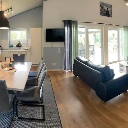 Deluxe, Direkt Am See, Mit Hauseigener Panorama Aussensauna, Zwei Badezimmern, Tretboot, Kamin, In Direkter Naehe Zum Kinderspieleparadies Sowie Reit- Und Ponyhof, 1 Bis 8 Personen Feriehus *