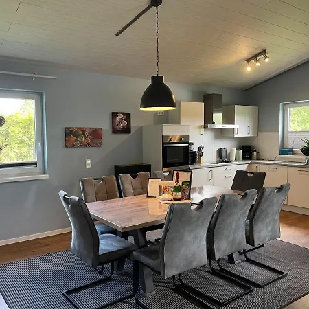 Deluxe, Direkt Am See, Mit Hauseigener Panorama Aussensauna, Zwei Badezimmern, Tretboot, Kamin, In Direkter Naehe Zum Kinderspieleparadies Sowie Reit- Und Ponyhof, 1 Bis 8 Personen Twist