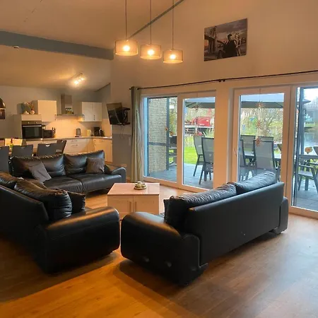 Deluxe, Direkt Am See, Mit Hauseigener Panorama Aussensauna, Zwei Badezimmern, Tretboot, Kamin, In Direkter Naehe Zum Kinderspieleparadies Sowie Reit- Und Ponyhof, 1 Bis 8 Personen
