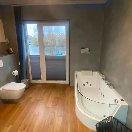 Deluxe, Direkt Am See, Mit Hauseigener Panorama Aussensauna, Zwei Badezimmern, Tretboot, Kamin, In Direkter Naehe Zum Kinderspieleparadies Sowie Reit- Und Ponyhof, 1 Bis 8 Personen Feriehus