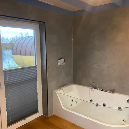 Feriehus Deluxe, Direkt Am See, Mit Hauseigener Panorama Aussensauna, Zwei Badezimmern, Tretboot, Kamin, In Direkter Naehe Zum Kinderspieleparadies Sowie Reit- Und Ponyhof, 1 Bis 8 Personen *