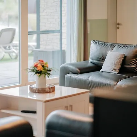 Deluxe, Direkt Am See, Mit Hauseigener Panorama Aussensauna, Zwei Badezimmern, Tretboot, Kamin, In Direkter Naehe Zum Kinderspieleparadies Sowie Reit- Und Ponyhof, 1 Bis 8 Personen