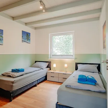 Deluxe, Direkt Am See, Mit Hauseigener Panorama Aussensauna, Zwei Badezimmern, Tretboot, Kamin, In Direkter Naehe Zum Kinderspieleparadies Sowie Reit- Und Ponyhof, 1 Bis 8 Personen בית נופש