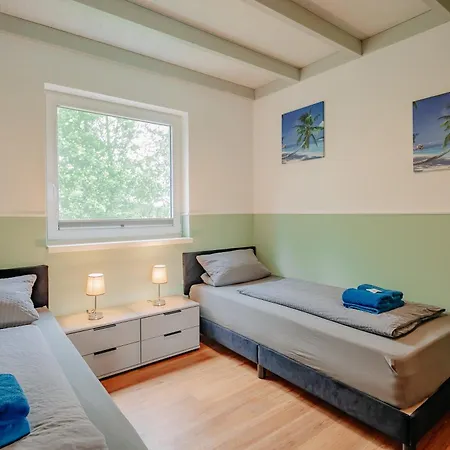 Feriehus Deluxe, Direkt Am See, Mit Hauseigener Panorama Aussensauna, Zwei Badezimmern, Tretboot, Kamin, In Direkter Naehe Zum Kinderspieleparadies Sowie Reit- Und Ponyhof, 1 Bis 8 Personen