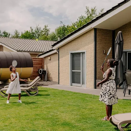 Deluxe, Direkt Am See, Mit Hauseigener Panorama Aussensauna, Zwei Badezimmern, Tretboot, Kamin, In Direkter Naehe Zum Kinderspieleparadies Sowie Reit- Und Ponyhof, 1 Bis 8 Personen בית נופש *