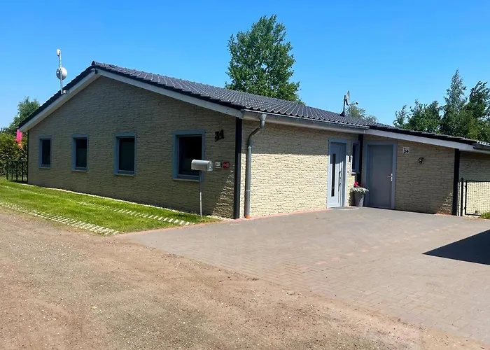 Deluxe, Direkt Am See, Mit Hauseigener Panorama Aussensauna, Zwei Badezimmern, Tretboot, Kamin, In Direkter Naehe Zum Kinderspieleparadies Sowie Reit- Und Ponyhof, 1 Bis 8 Personen