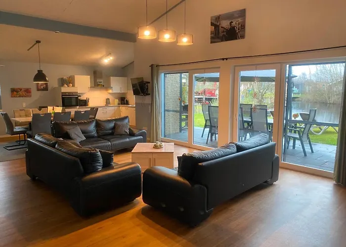 Deluxe, Direkt Am See, Mit Hauseigener Panorama Aussensauna, Zwei Badezimmern, Tretboot, Kamin, In Direkter Naehe Zum Kinderspieleparadies Sowie Reit- Und Ponyhof, 1 Bis 8 Personen