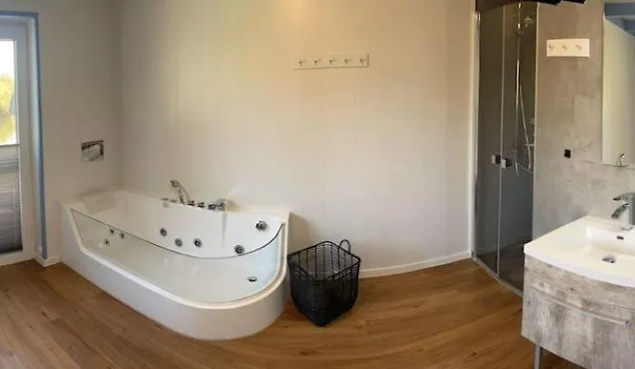 Vakantiehuis Deluxe, Direkt Am See, Mit Hauseigener Panorama Aussensauna, Zwei Badezimmern, Tretboot, Kamin, In Direkter Naehe Zum Kinderspieleparadies Sowie Reit- Und Ponyhof, 1 Bis 8 Personen