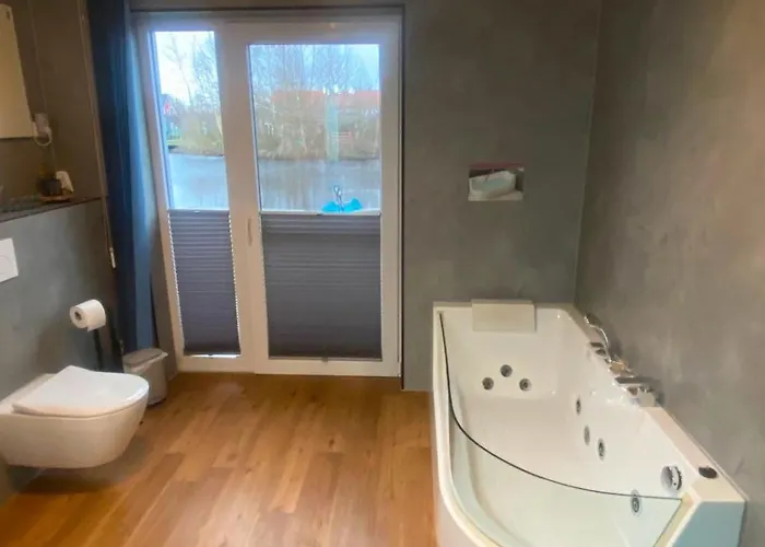 Deluxe, Direkt Am See, Mit Hauseigener Panorama Aussensauna, Zwei Badezimmern, Tretboot, Kamin, In Direkter Naehe Zum Kinderspieleparadies Sowie Reit- Und Ponyhof, 1 Bis 8 Personen Vakantiehuis